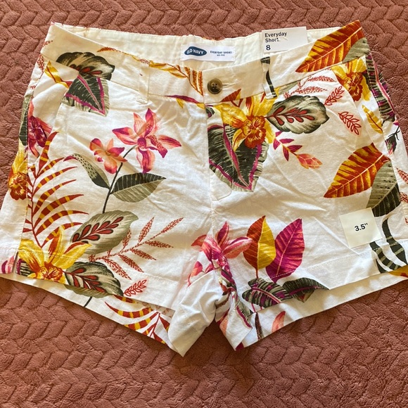Old Navy Pants - Old Navy Womens Everyday shorts size 8 Hawaii Style